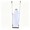 Weißer Halloween-Geist auf seiner Holzschaukel