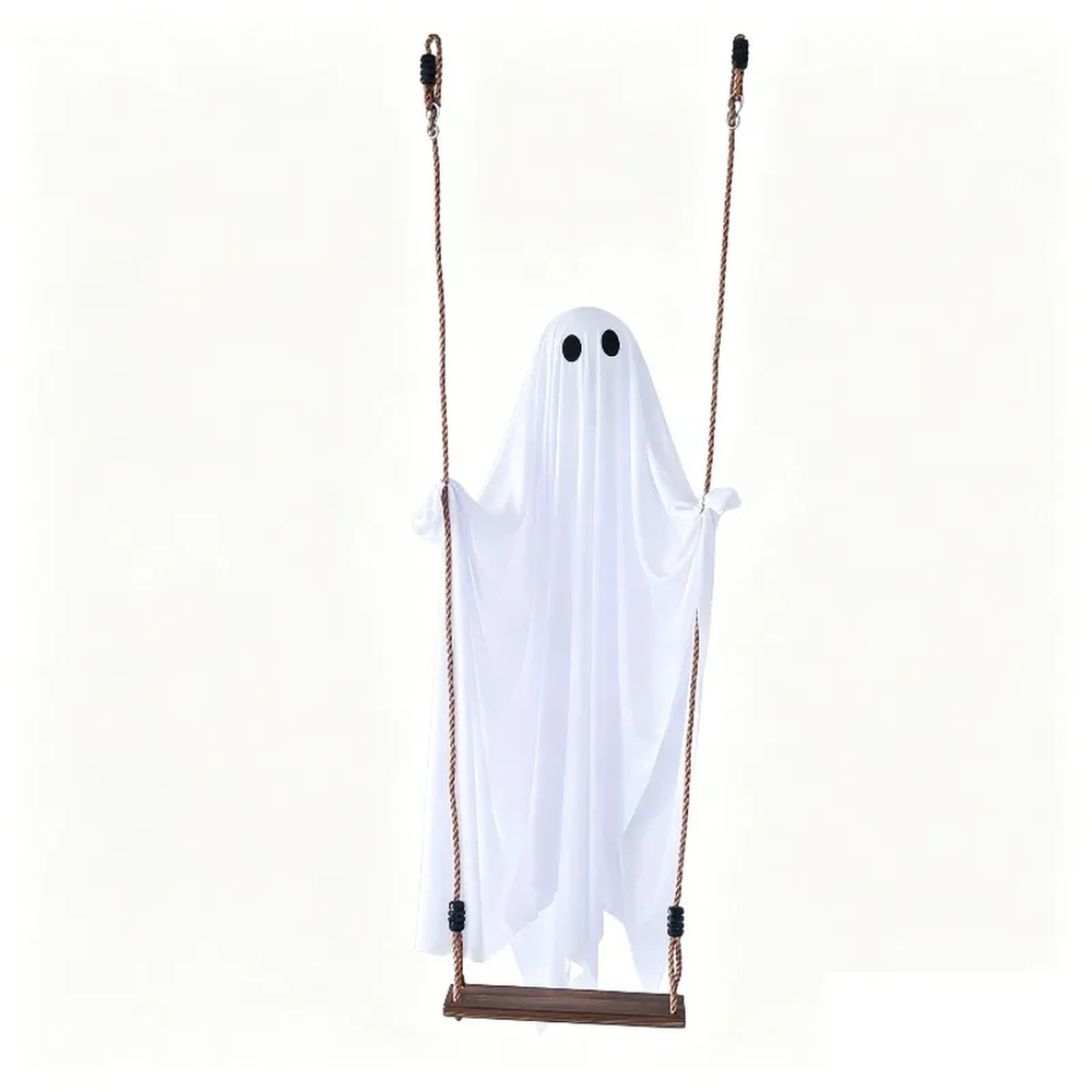 Weißer Halloween-Geist auf seiner Holzschaukel