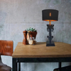 Lampe de table squelette à abat-jour noir