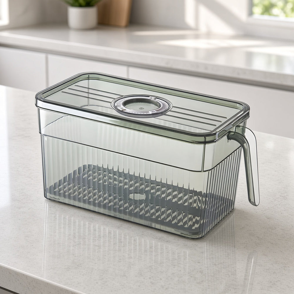 Transparente Aufbewahrungsbox mit Griff, Deckel und Abtropfeinsatz auf einer Küchenarbeitsplatte