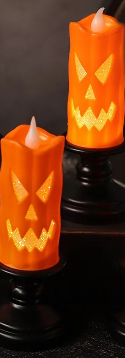 Bougies LED d'Halloween orange sur bougeoirs noirs