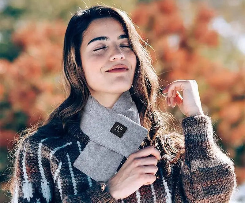 Frau mit dem grauen USB-Heizschal im Herbst