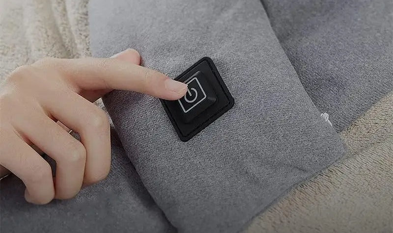 Finger auf dem Knopf des USB-Heizschals