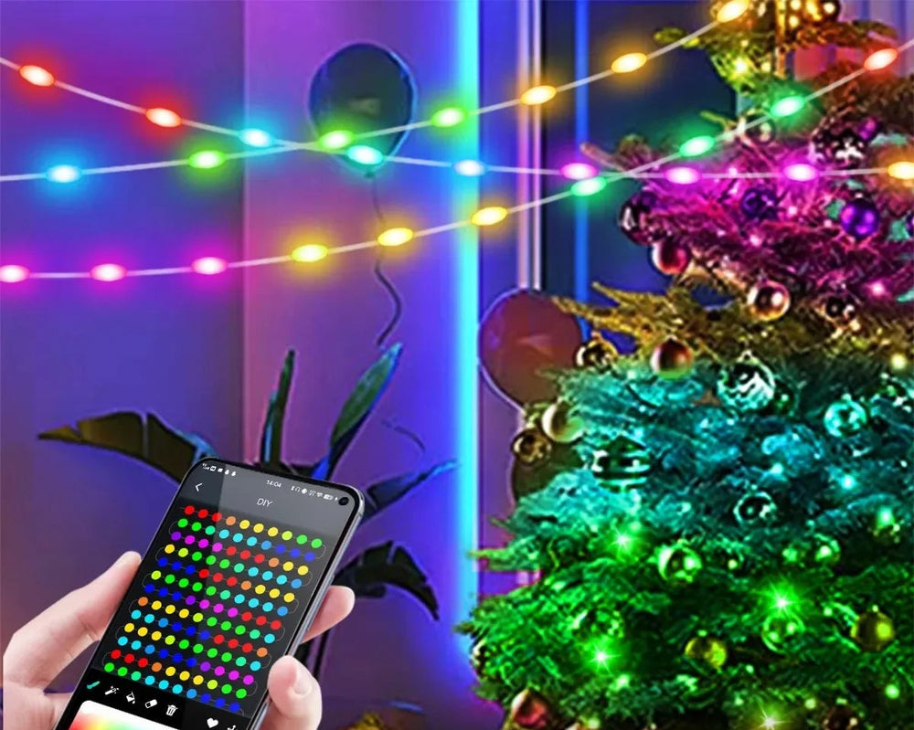 Guirnalda RGBIC en un árbol de Navidad, ajustada desde la app en el teléfono